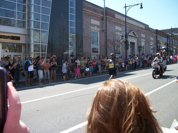 First Kenyan runs by at mile 24